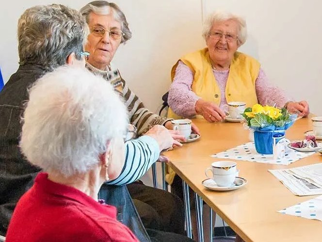 vier alte Damen beim Kaffeklatsch