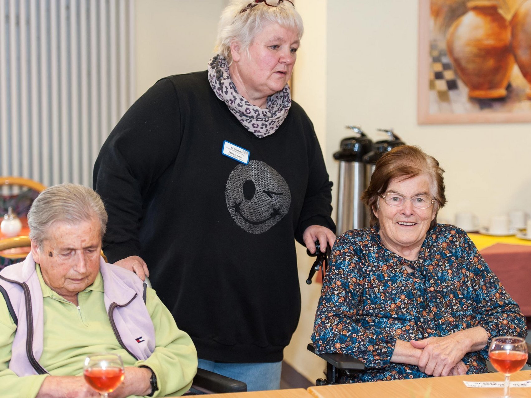 Frauen, die Proscco trinken