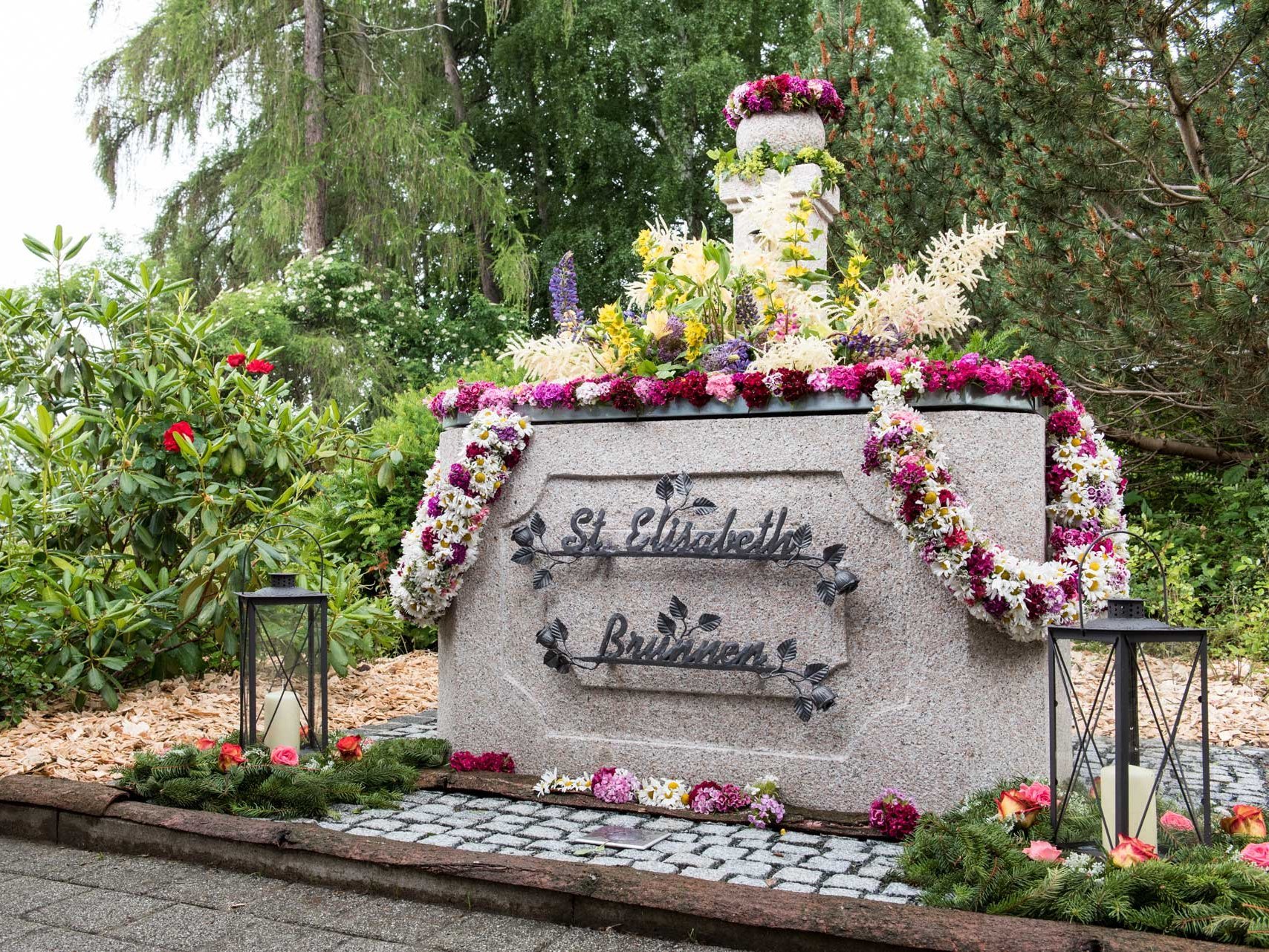 Brunnen mit Blumenschmuck