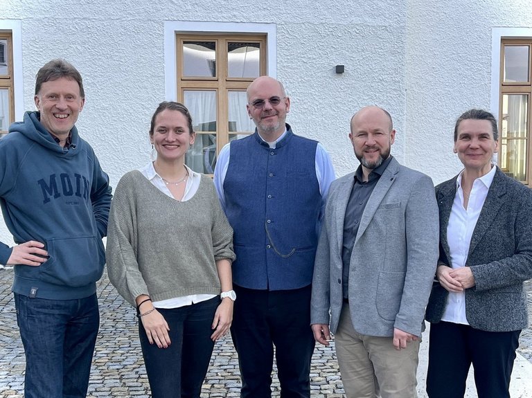 Das Team der Seelsorge lächelt in die Kamera.